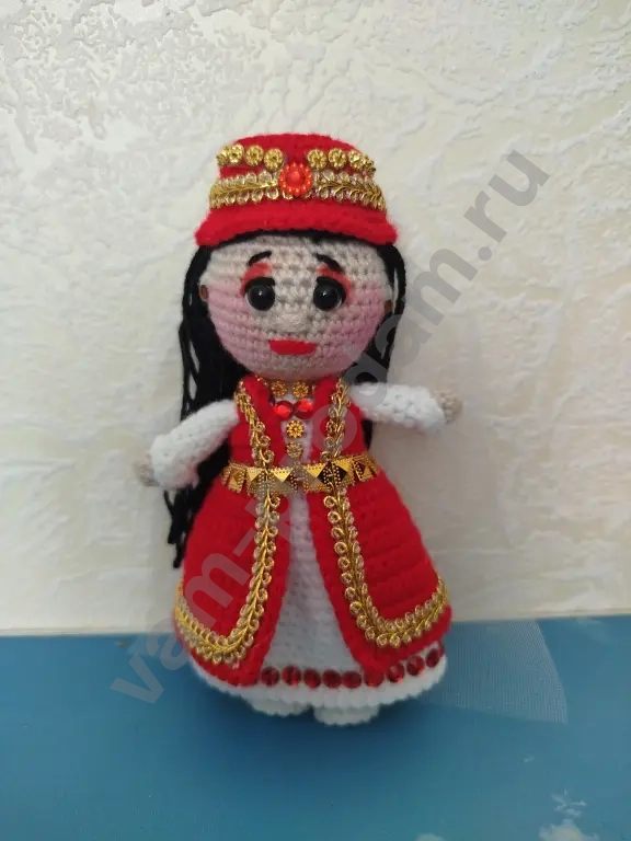 Вязаные куклы в народных костюмах.