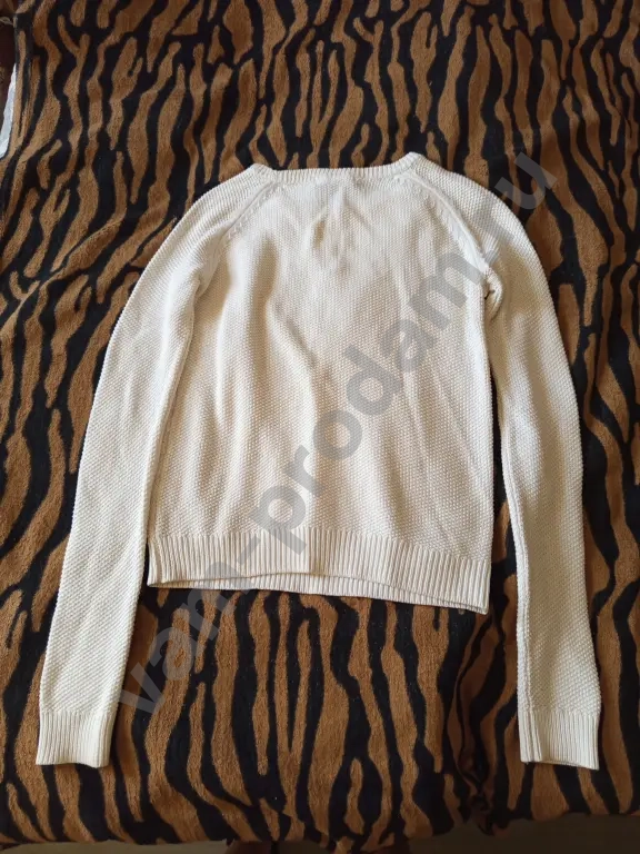 белый свитер