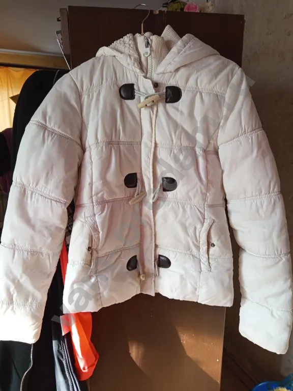 белая демисезонная куртка