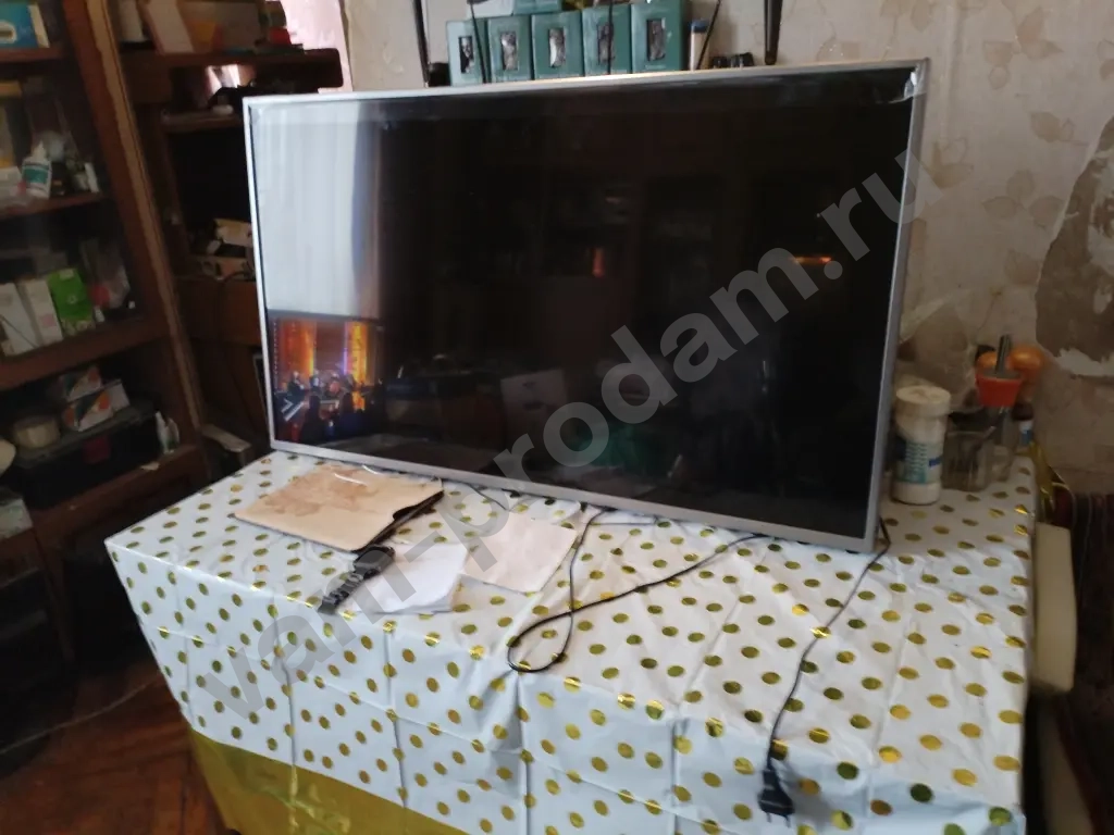 самсунг и наш какой-то на фото видно