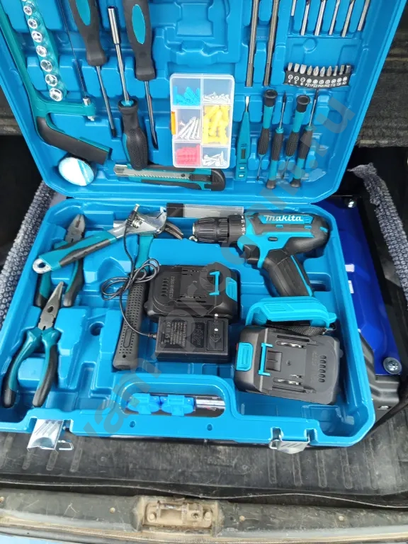 шуруповёрт Макита с набором инструментов