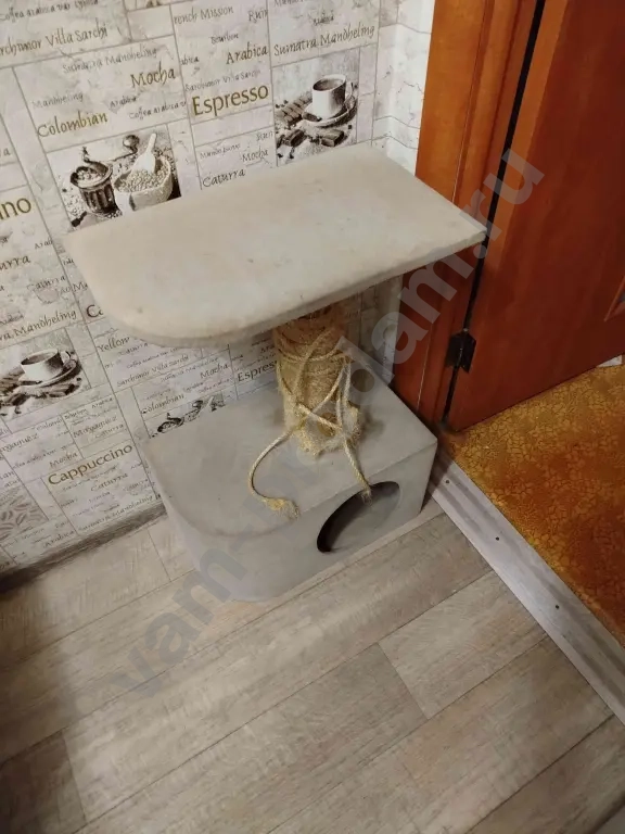 Домик с когтеточкой, б/у