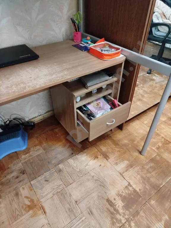 Шкаф-стеллаж с дверцами и полками, ДСП, б/у, в хорошем состоянии, а также письменный стол и тумбочка на колесиках