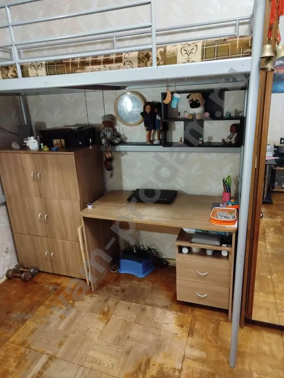 Шкаф-стеллаж с дверцами и полками, ДСП, б/у, в хорошем состоянии, а также письменный стол и тумбочка на колесиках