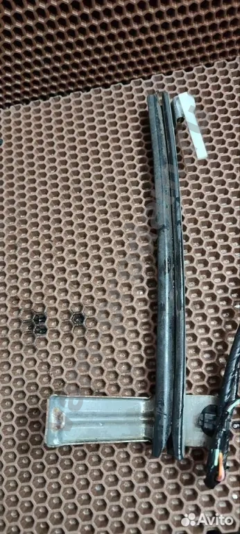 Направляющая стекла двери nissan Tiida (C11) 2007