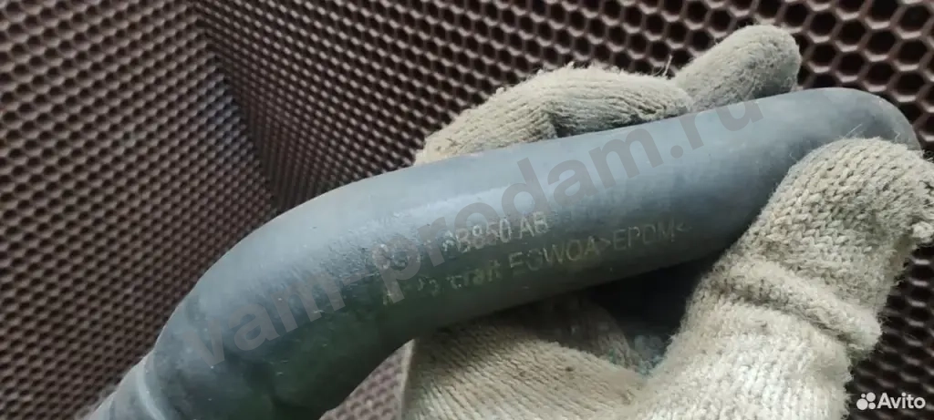 Ford 1814737 Патрубок от помпа масляного охладителя