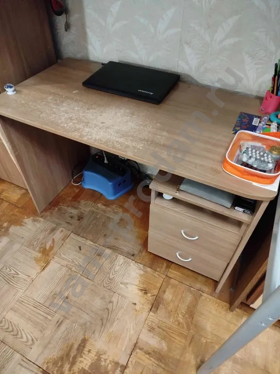 Шкаф-стеллаж с дверцами и полками, ДСП, б/у, в хорошем состоянии, а также письменный стол и тумбочка на колесиках