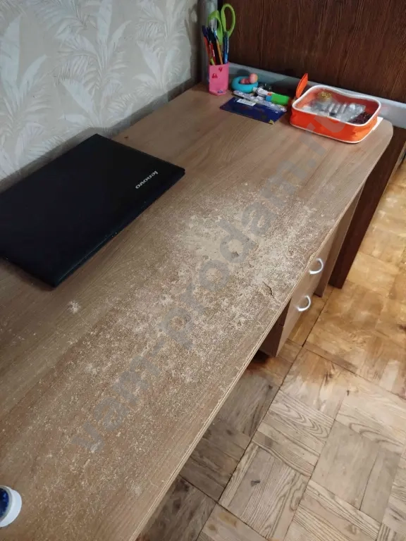 Шкаф-стеллаж с дверцами и полками, ДСП, б/у, в хорошем состоянии, а также письменный стол и тумбочка на колесиках