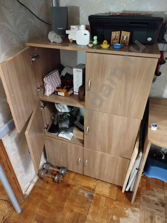 Шкаф-стеллаж с дверцами и полками, ДСП, б/у, в хорошем состоянии, а также письменный стол и тумбочка на колесиках