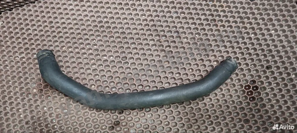 Ford 1814737 Патрубок от помпа масляного охладителя