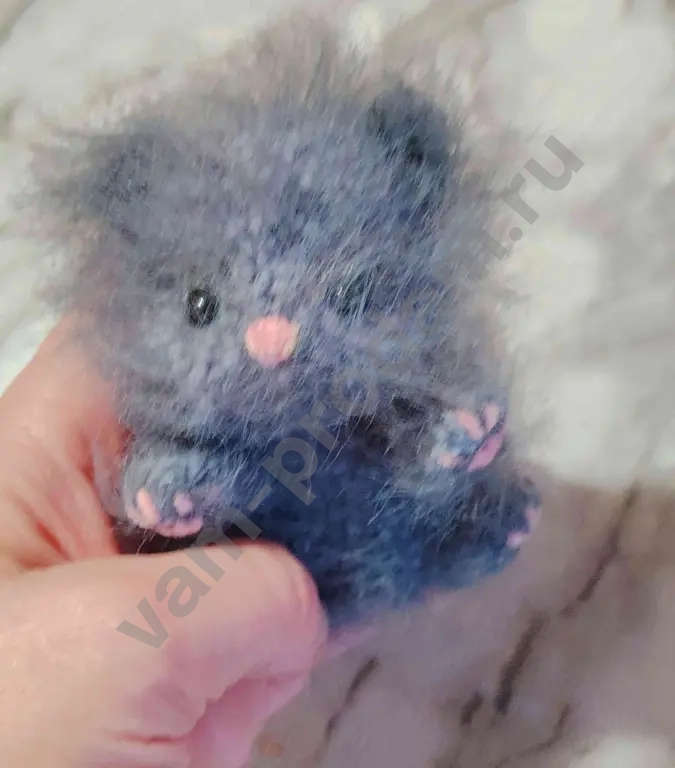 вязаный реалистичный котенок