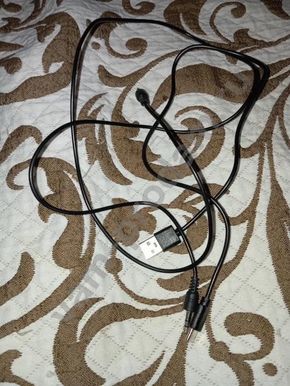 калонка с микрафоном и наушниками