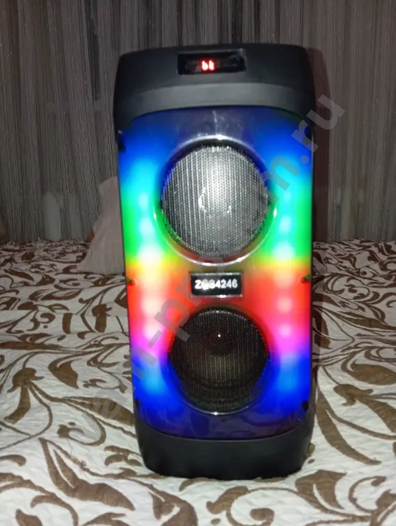 калонка с микрафоном и наушниками