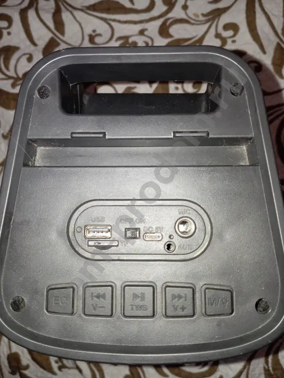 калонка с микрафоном и наушниками