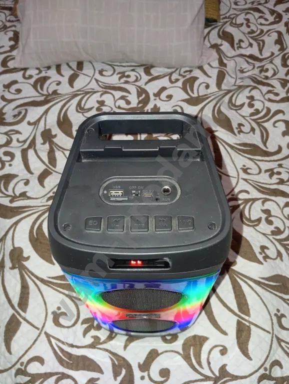 калонка с микрафоном и наушниками