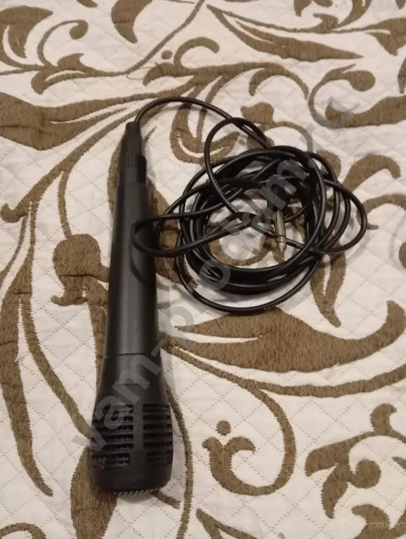 калонка с микрафоном и наушниками