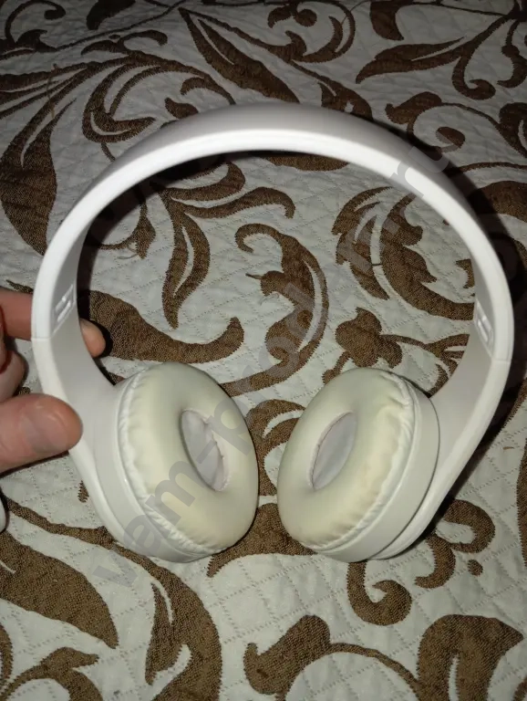 калонка с микрафоном и наушниками