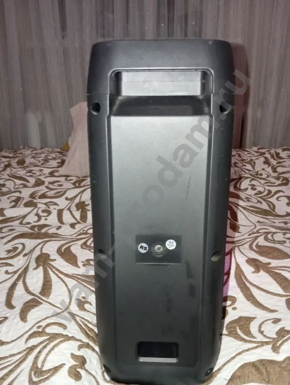 калонка с микрафоном и наушниками