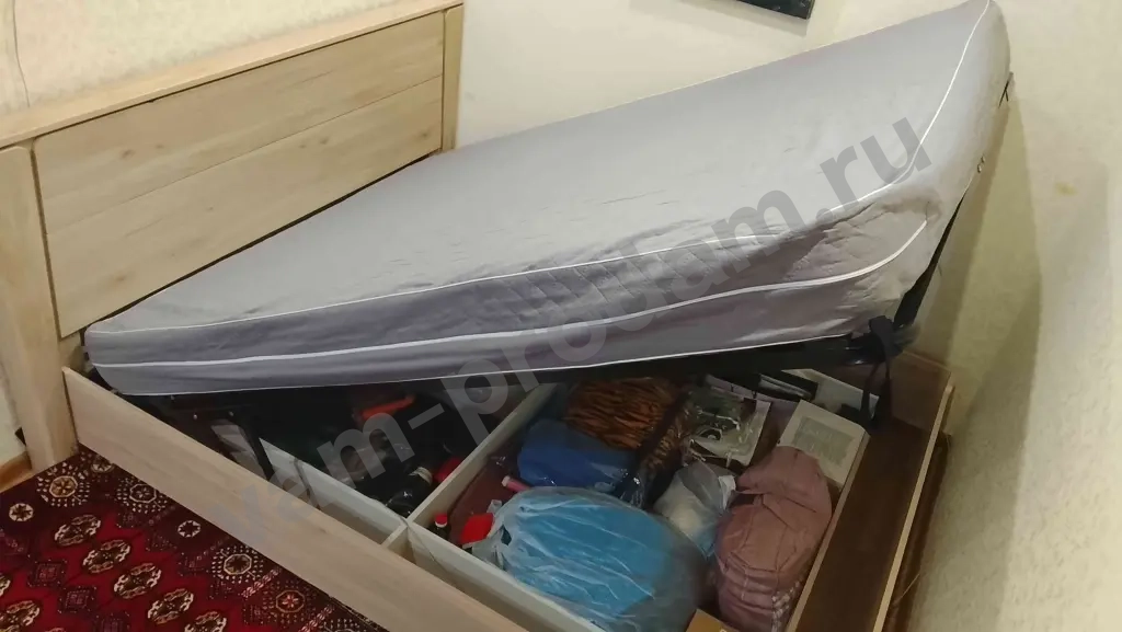 кровать двуспальная с матрасом