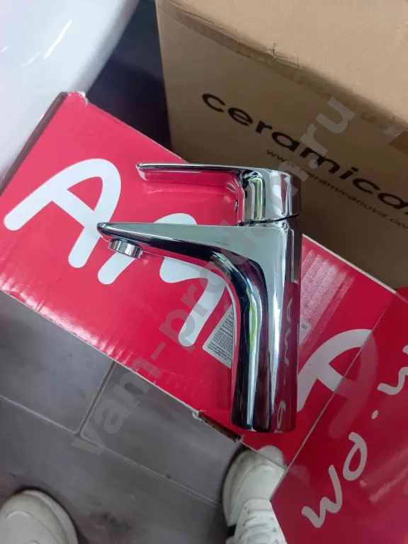 продавец сантехники импортной