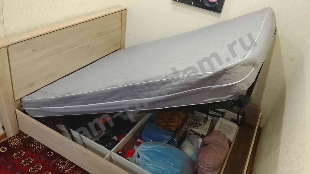 кровать двуспальная с матрасом