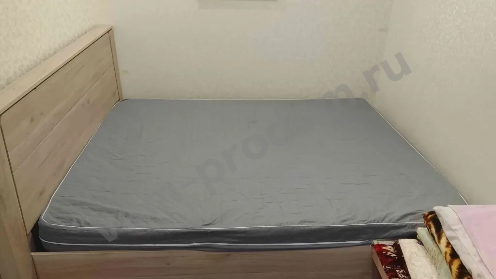 кровать двуспальная с матрасом