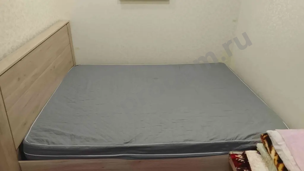 кровать двуспальная с матрасом