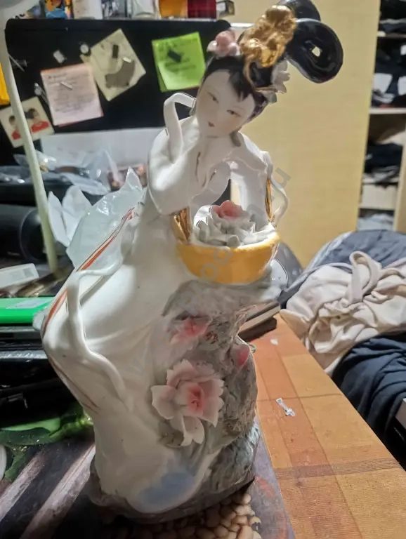 Фарфоровая статуэтка