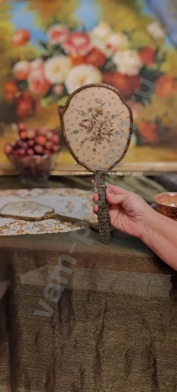Старинное зеркало и щетка с вышивкой Petit Point