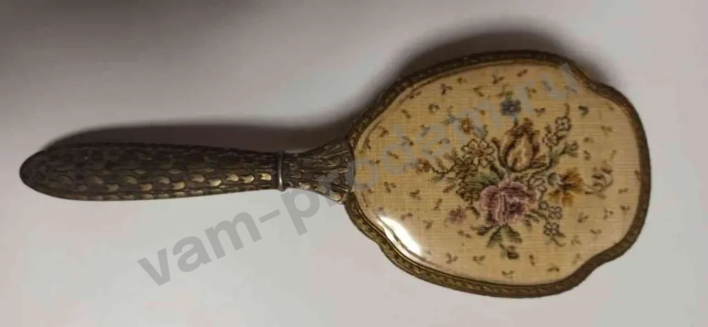 Старинное зеркало и щетка с вышивкой Petit Point