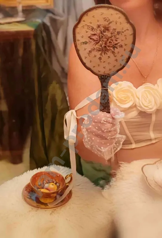 Старинное зеркало и щетка с вышивкой Petit Point