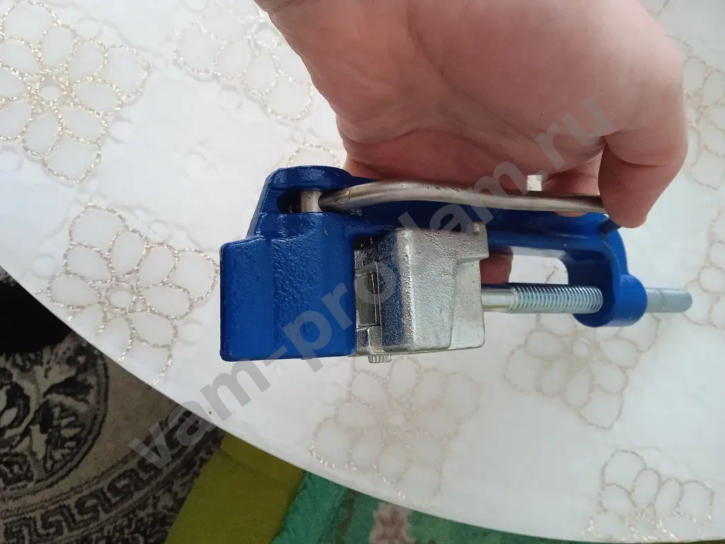 Инструмент для натяжения и резки стальной ленты на опорах