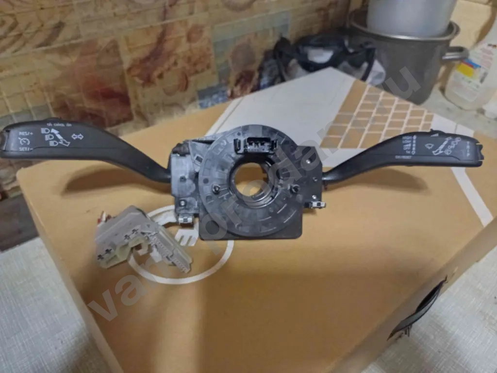 Переключатель под рулевой(стрекоза) Фольксваген.