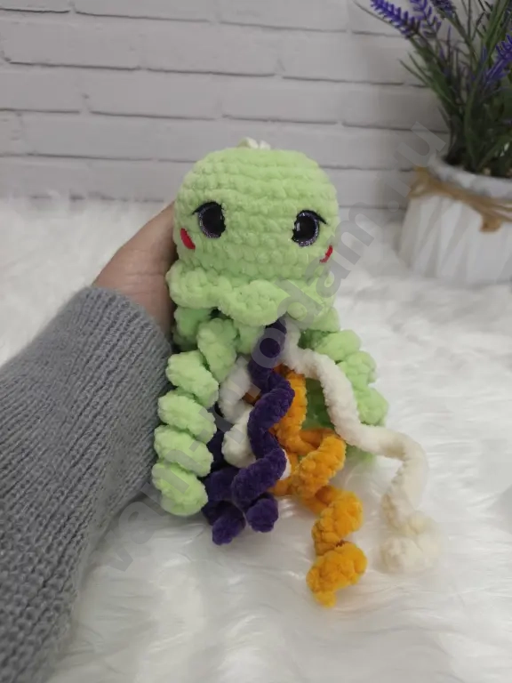 Вязаная игрушка ручной работы "Медуза"