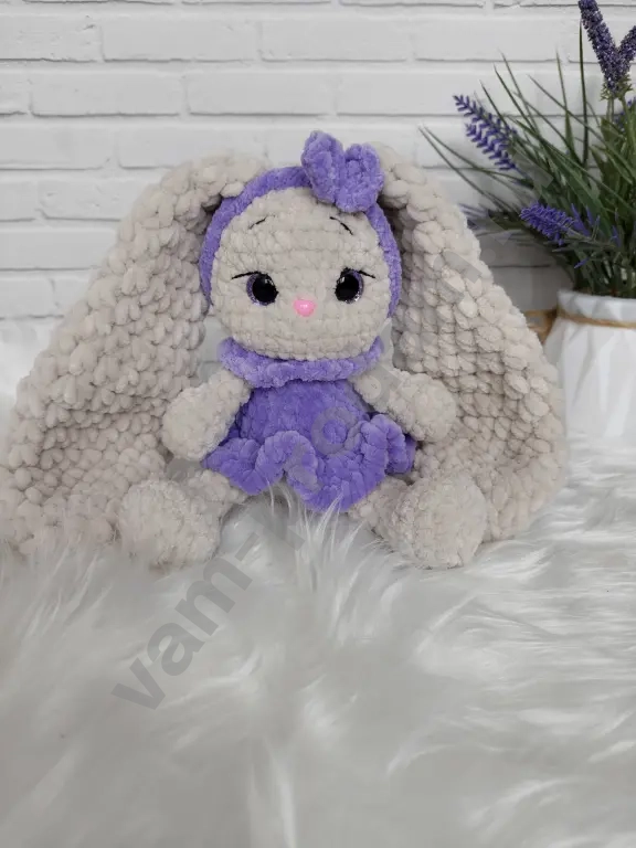 Вязаная игрушка ручной работы "Зайка"