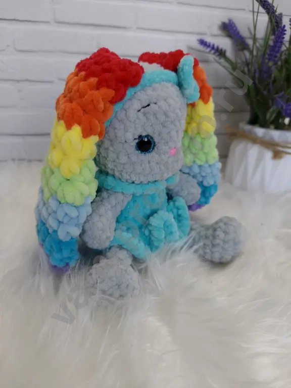 Вязаная игрушка ручной работы "Зайка"