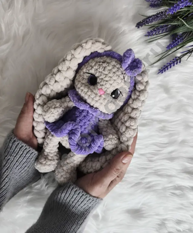 Вязаная игрушка ручной работы "Зайка"