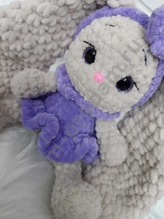 Вязаная игрушка ручной работы "Зайка"