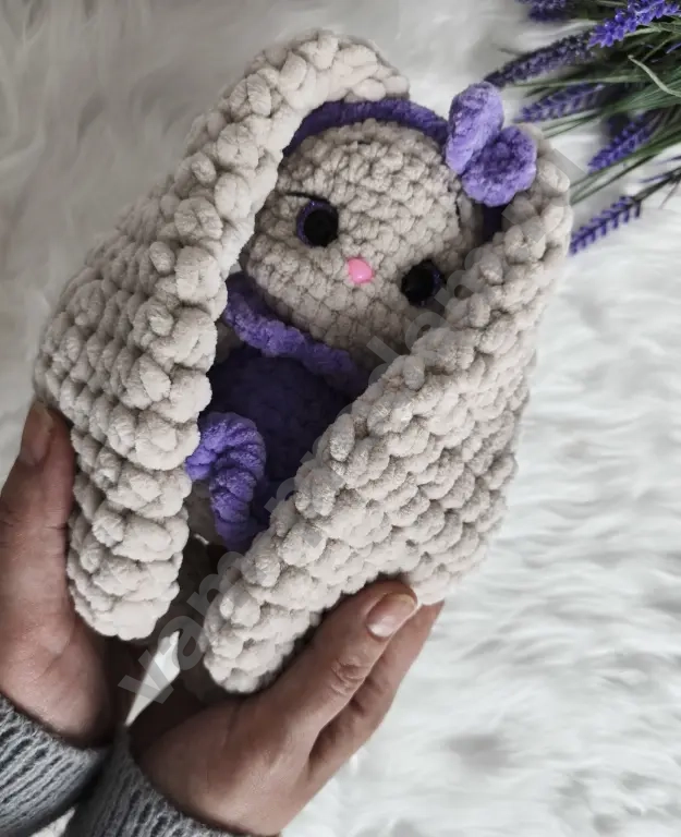 Вязаная игрушка ручной работы "Зайка"