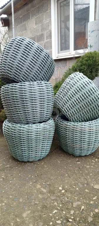 кашпо из искусственного ротанга