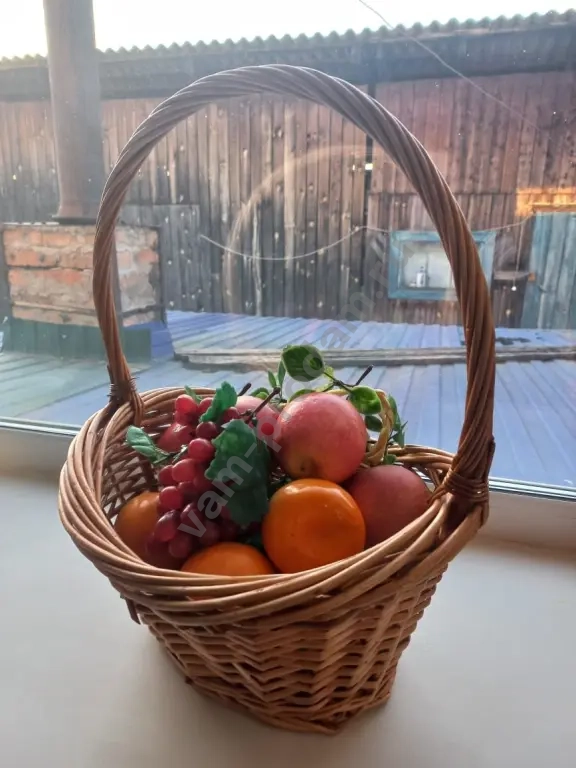 Корзинка с искусственными фруктами
