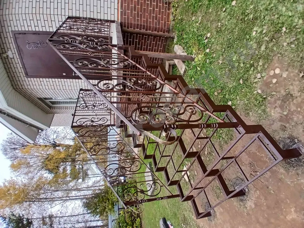 Антресольный этаж Лестница