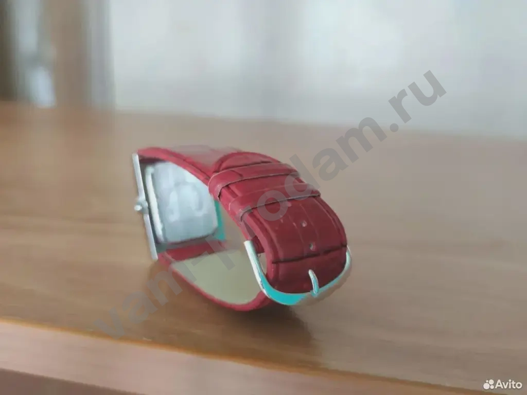 Часы женские красный крокодил