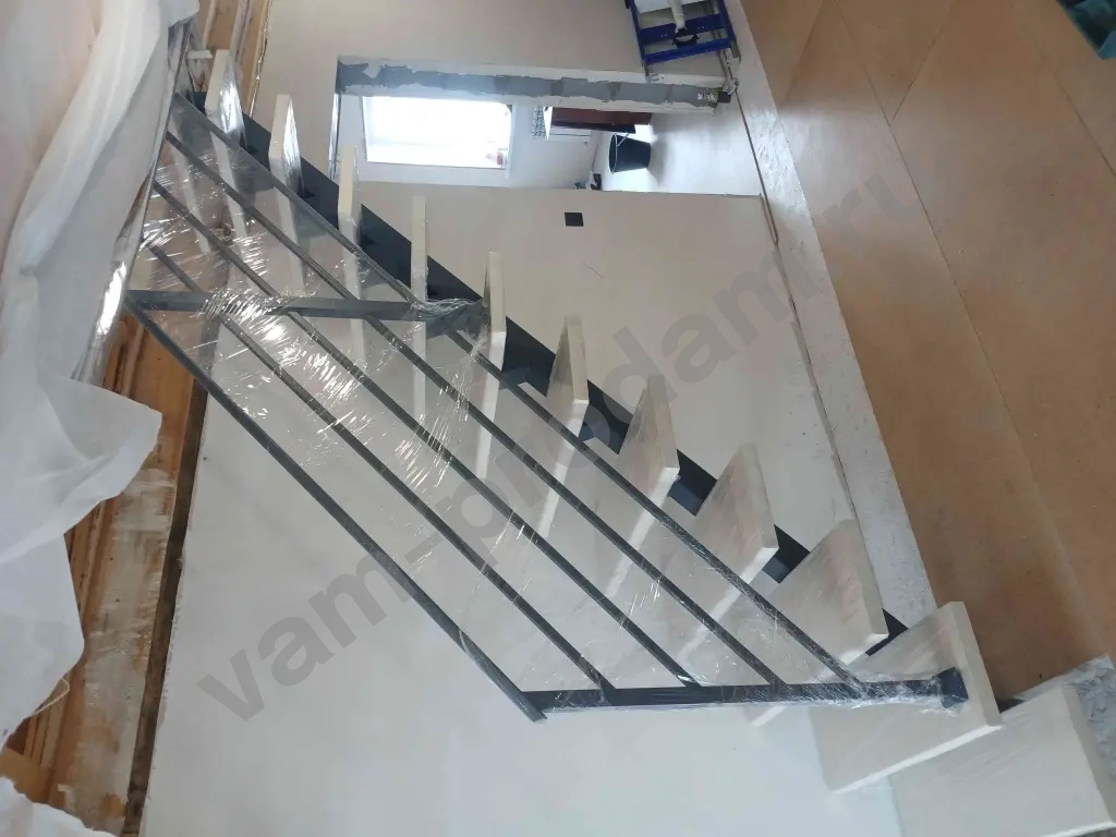 Антресольный этаж Лестница