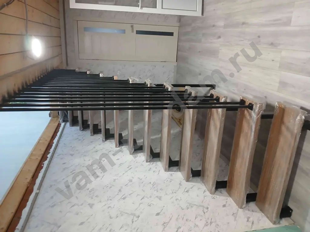 Антресольный этаж Лестница