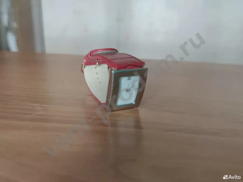 Часы женские красный крокодил