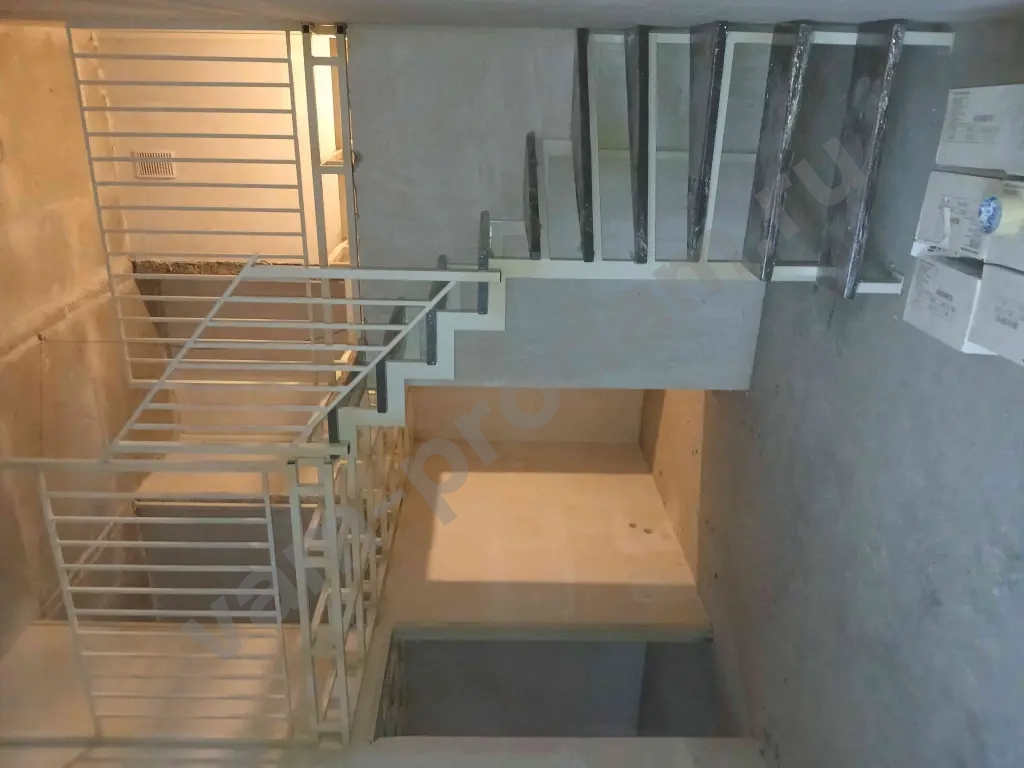 Антресольный этаж Лестница