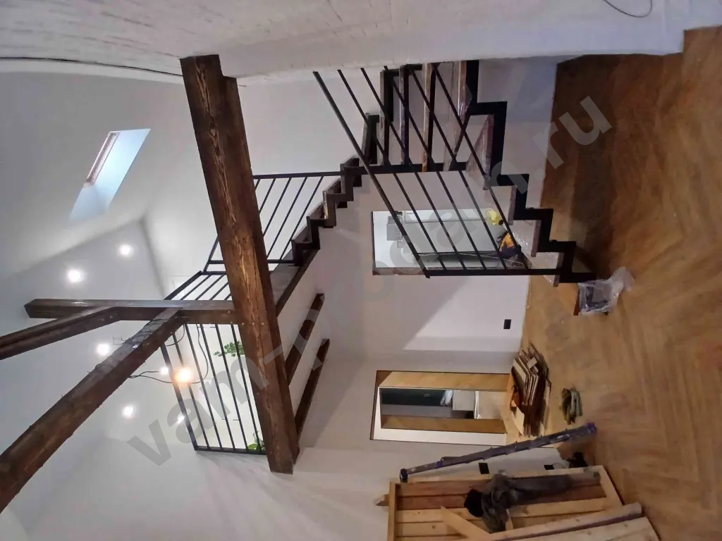 Антресольный этаж Лестница