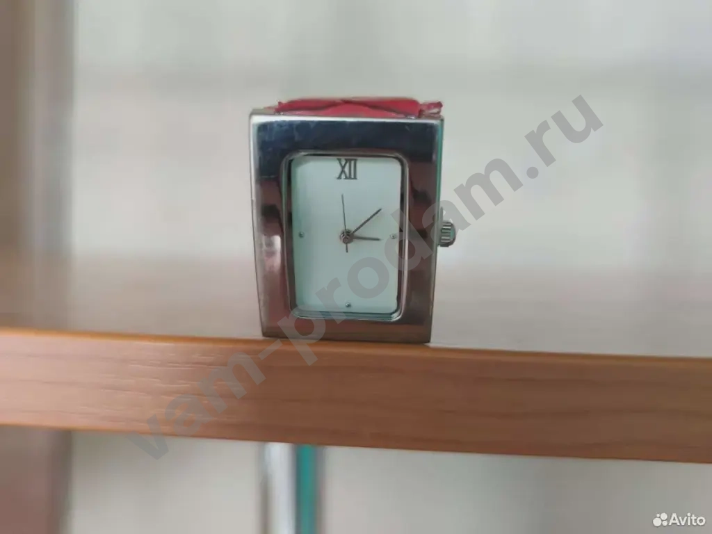 Часы женские красный крокодил