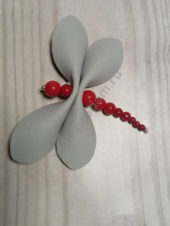 Брошь "Стрекоза" из натуральной кожи и коралла